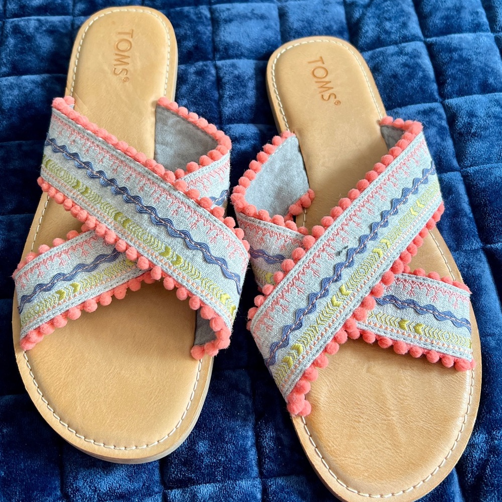 NWOB Toms Viv Pompom Chambray Sandal